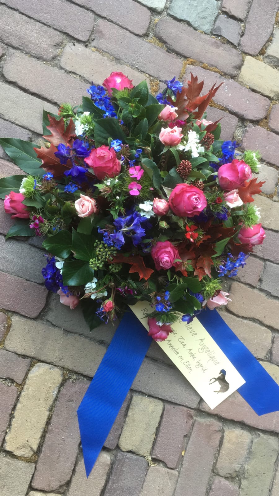 Wonderlijk grafwerk bloemstukken begrafenis bonte bloemen afscheidsceremonie AU-58