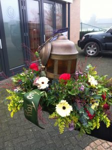 grafwerk bloemstukken met lantaarn begrafenis afscheidsdienst angelique zweegers