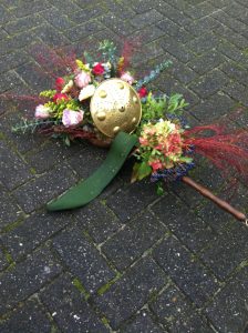 grafwerk bloemstukken met schild begrafenis afscheidsdienst angelique zweegers