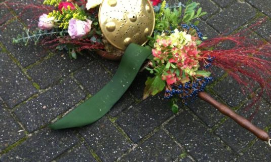 grafwerk bloemstukken met schild begrafenis afscheidsdienst angelique zweegers